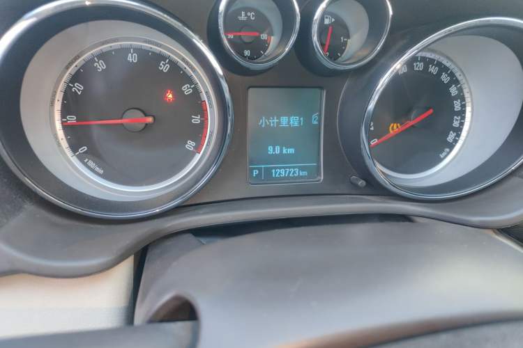 Used Buick Regal 2014 2.0L Leading Fashion Edition Odometer Close Up