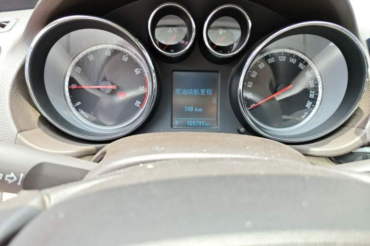 Used Buick Regal 2014 2.0L Leading Fashion Edition Odometer Close Up