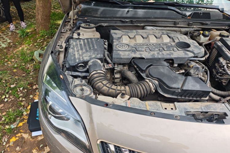 Used Buick Regal 2014 2.4L SIDI Luxury Fashion Edition Engine Bay Right