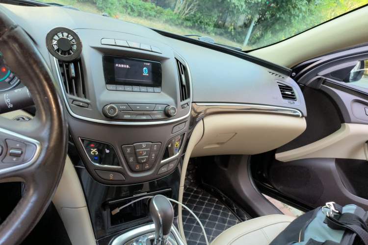 Used Buick Regal 2014 2.0L Elite Fashion Edition Audio And AC Panel
