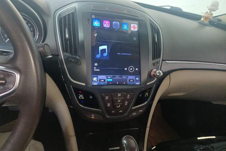 Used Buick Regal 2014 2.0L Elite Fashion Edition Audio And AC Panel