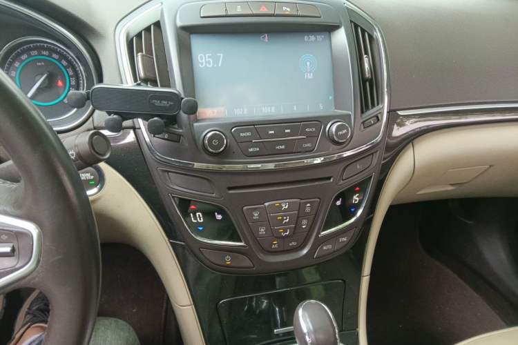 Used Buick Regal 2014 2.0L Elite Fashion Edition Audio And AC Panel