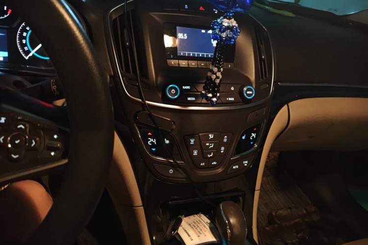 Used Buick Regal 2014 2.0L Elite Fashion Edition Audio And AC Panel