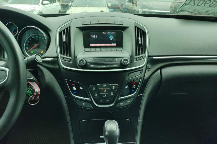 Used Buick Regal 2014 1.6T Fashionable Tech Edition Audio And AC Panel