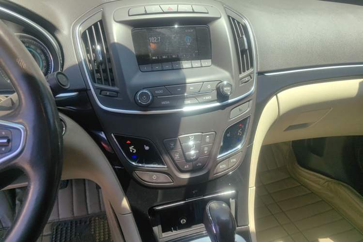 Used Buick Regal 2014 2.0L Elite Fashion Edition Audio And AC Panel