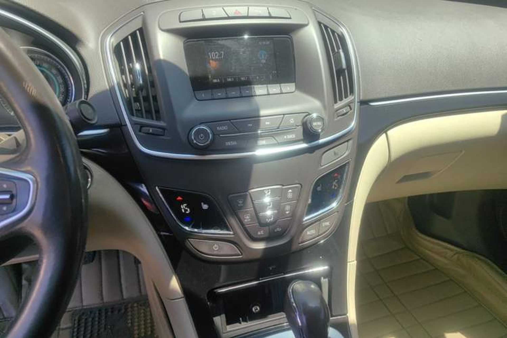 Used Buick Regal 2014 2.0L Elite Fashion Edition Audio And AC Panel