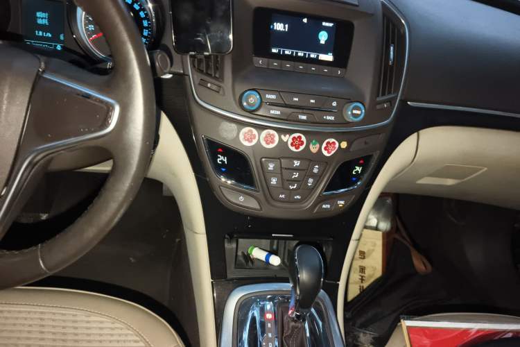 Used Buick Regal 2014 2.0L Leading Fashion Edition Audio And AC Panel