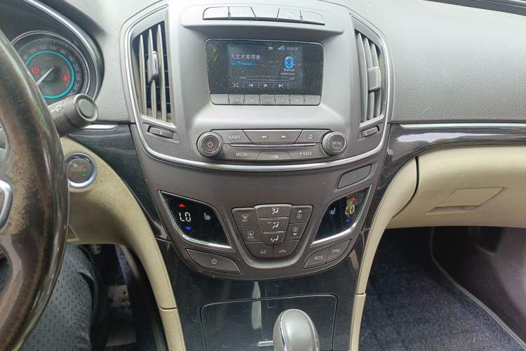 Used Buick Regal 2014 2.0L Elite Fashion Edition Audio And AC Panel