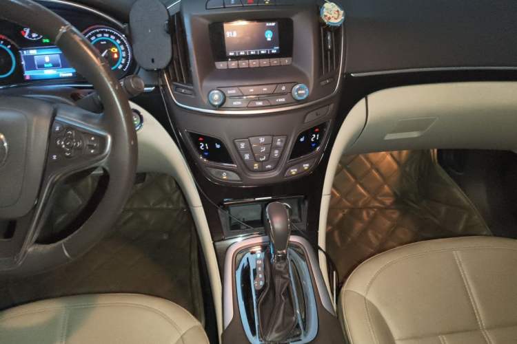 Used Buick Regal 2014 2.0L Elite Fashion Edition Audio And AC Panel