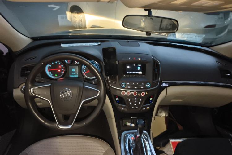 Used Buick Regal 2014 2.0L Leading Fashion Edition Center Console
