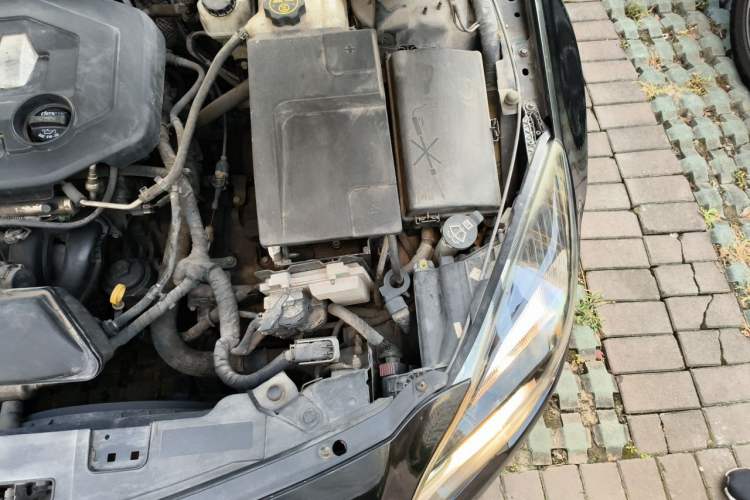 Used Buick Regal 2014 2.0L Elite Fashion Edition Engine Bay Left