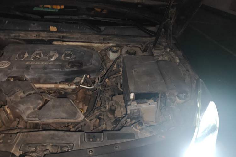 Used Buick Regal 2014 2.0L Elite Fashion Edition Engine Bay Left
