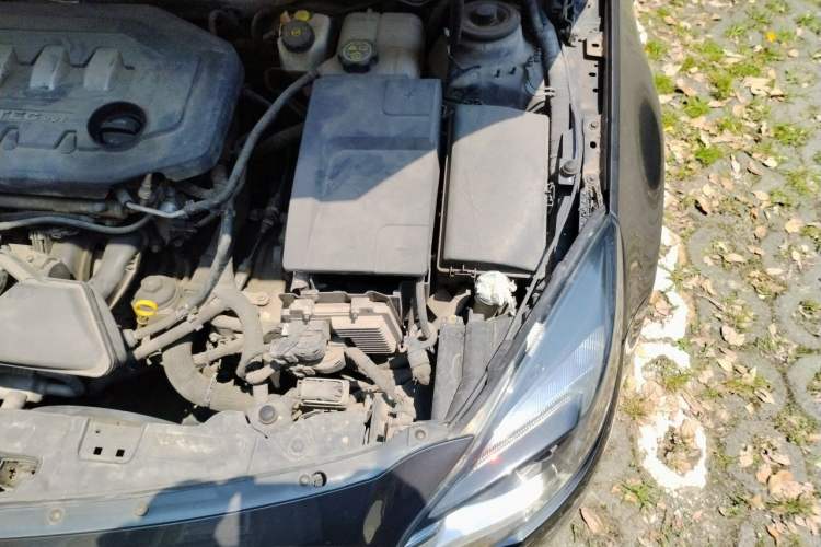 Used Buick Regal 2014 2.0L Elite Fashion Edition Engine Bay Left