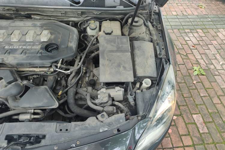 Used Buick Regal 2014 2.0L Elite Fashion Edition Engine Bay Left