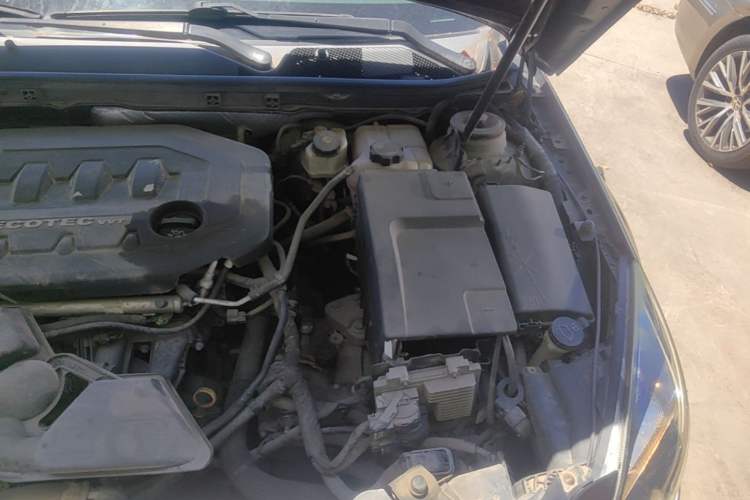 Used Buick Regal 2014 2.0L Elite Fashion Edition Engine Bay Left