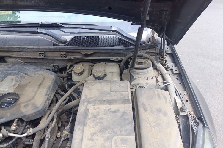 Used Buick Regal 2014 2.0L Elite Fashion Edition Engine Bay Left
