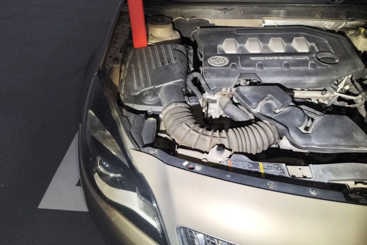 Used Buick Regal 2014 2.0L Elite Fashion Edition Engine Bay Right