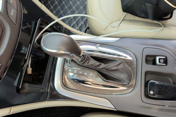 Used Buick Regal 2014 2.0L Elite Fashion Edition Gear Lever