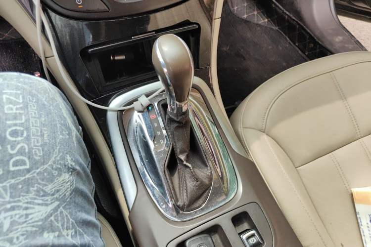 Used Buick Regal 2014 2.0L Elite Fashion Edition Gear Lever