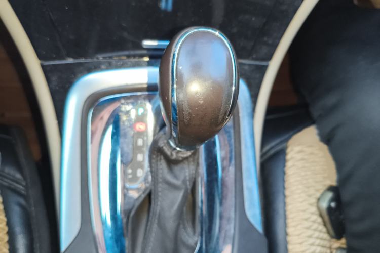 Used Buick Regal 2014 2.0L Elite Fashion Edition Gear Lever