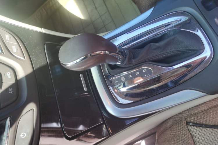 Used Buick Regal 2014 2.0L Elite Fashion Edition Gear Lever
