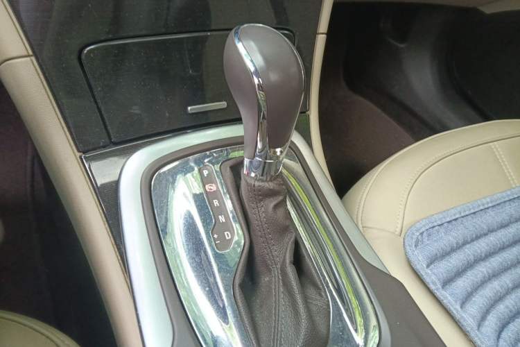 Used Buick Regal 2014 2.0L Elite Fashion Edition Gear Lever