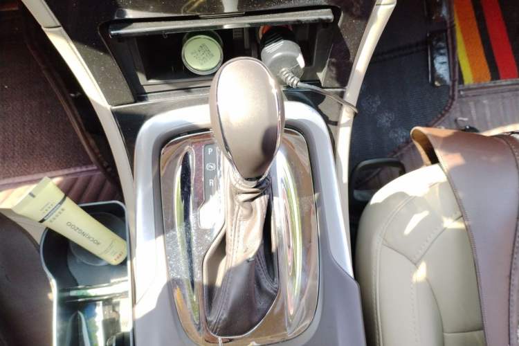 Used Buick Regal 2014 2.0L Elite Fashion Edition Gear Lever