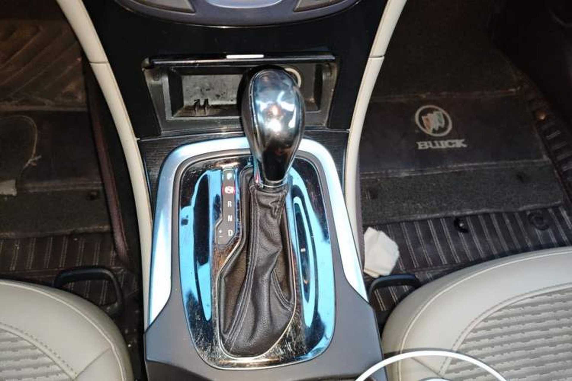 Used Buick Regal 2014 2.0L Leading Fashion Edition Gear Lever
