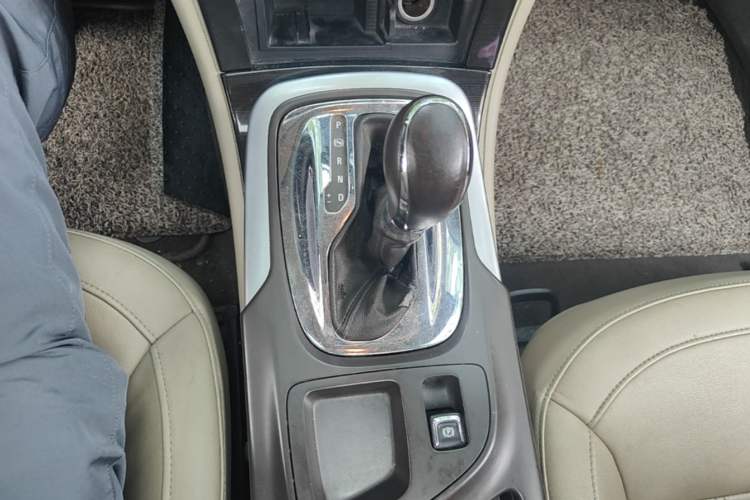 Used Buick Regal 2014 2.0L Elite Fashion Edition Gear Lever