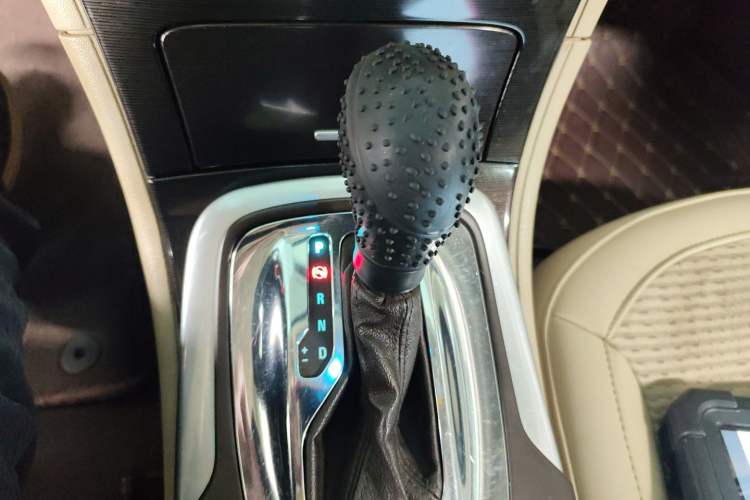 Used Buick Regal 2014 2.0L Leading Fashion Edition Gear Lever