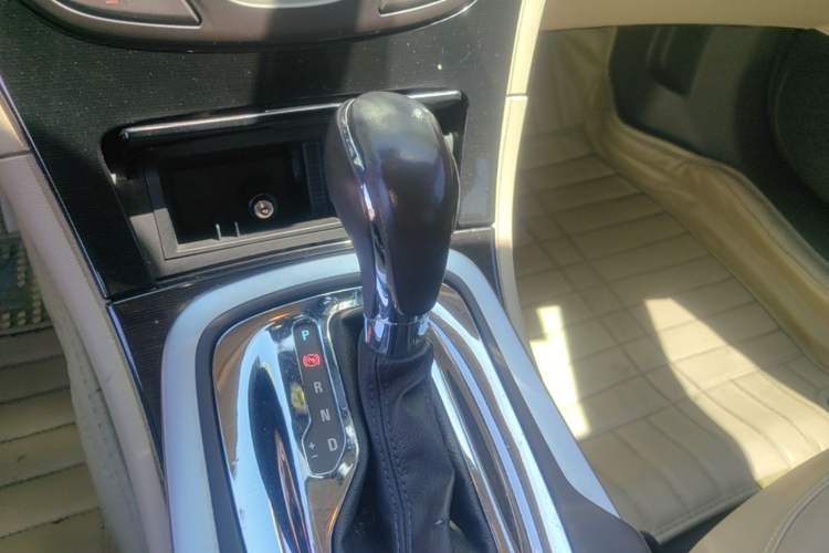 Used Buick Regal 2014 2.0L Elite Fashion Edition Gear Lever
