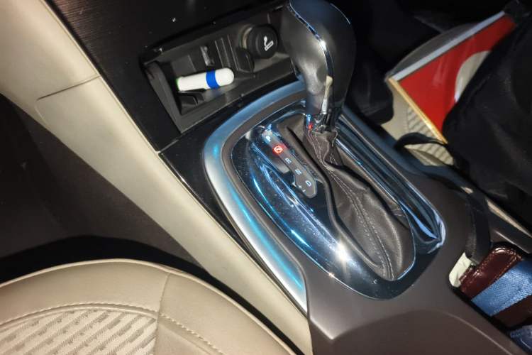 Used Buick Regal 2014 2.0L Leading Fashion Edition Gear Lever