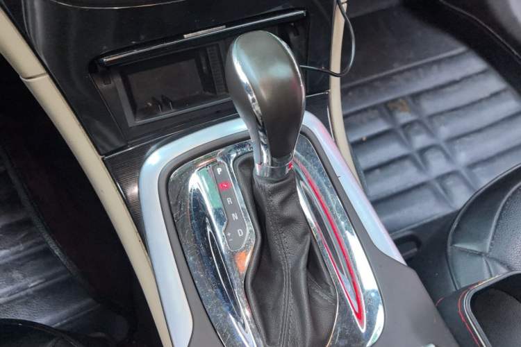 Used Buick Regal 2014 2.0L Leading Fashion Edition Gear Lever