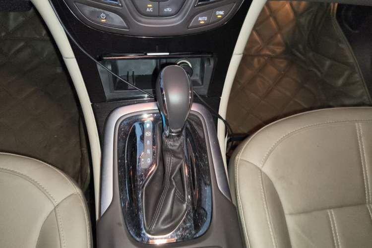 Used Buick Regal 2014 2.0L Elite Fashion Edition Gear Lever