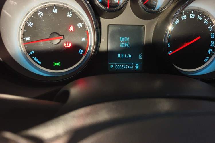 Used Buick Regal 2014 2.0L Leading Fashion Edition Odometer Close Up