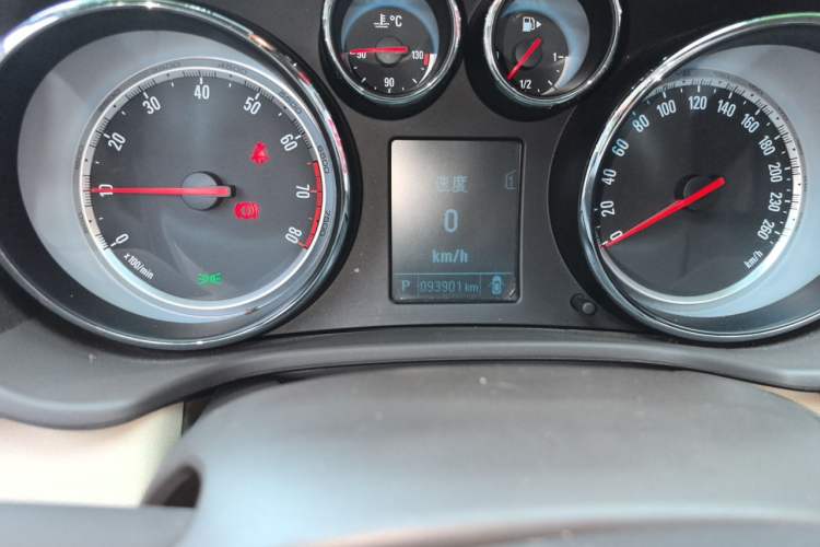 Used Buick Regal 2014 2.0L Leading Fashion Edition Odometer Close Up