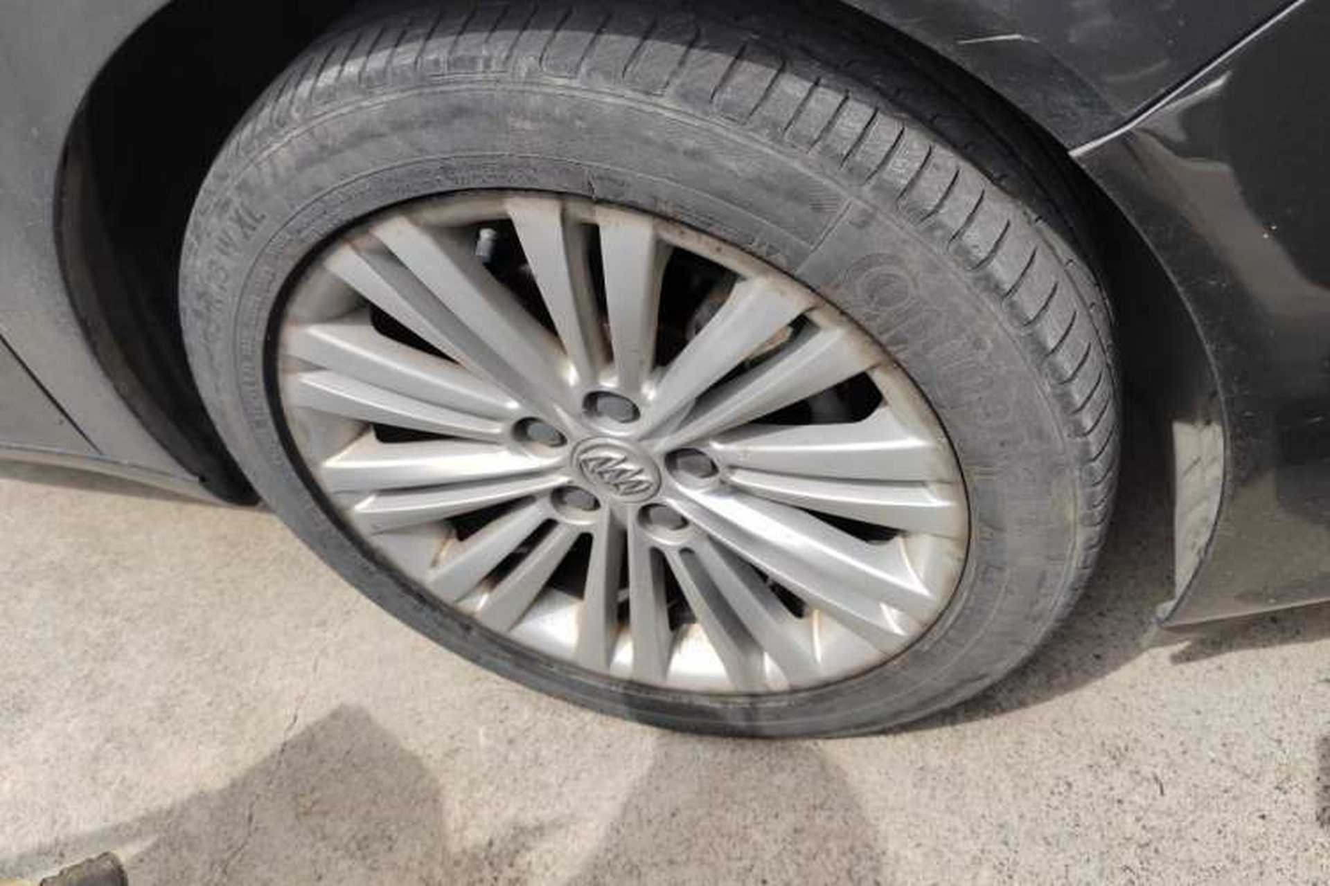 Used Buick Regal 2014 2.4L SIDI Elite Fashion Edition Right Front Wheel Hub