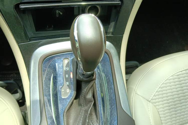 Used Buick Regal 2014 2.0L Leading Fashion Edition Gear Lever