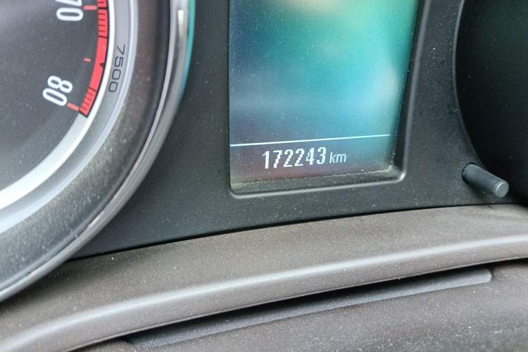 Used Buick Regal 2014 2.0L Leading Fashion Edition Odometer Close Up