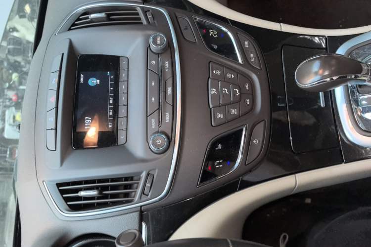 Used Buick Regal 2014 2.0L Elite Fashion Edition Audio And AC Panel