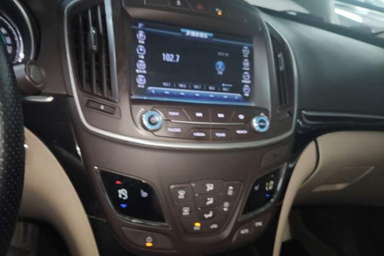Used Buick Regal 2014 2.0L Elite Fashion Edition Audio And AC Panel