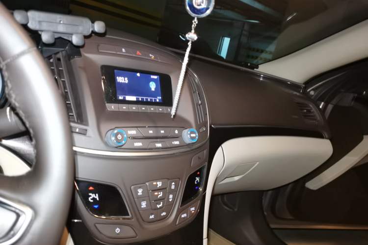 Used Buick Regal 2014 2.0L Leading Fashion Edition Audio And AC Panel