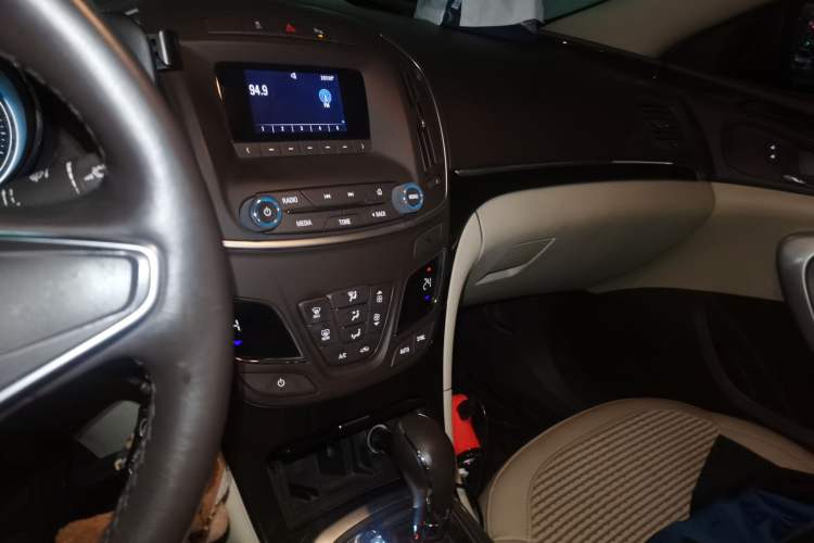 Used Buick Regal 2014 2.0L Leading Fashion Edition Audio And AC Panel