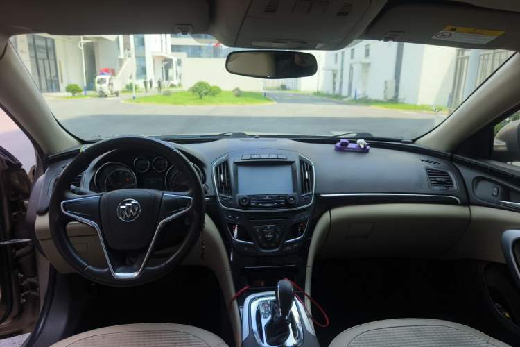Used Buick Regal 2014 2.0L Leading Fashion Edition Center Console