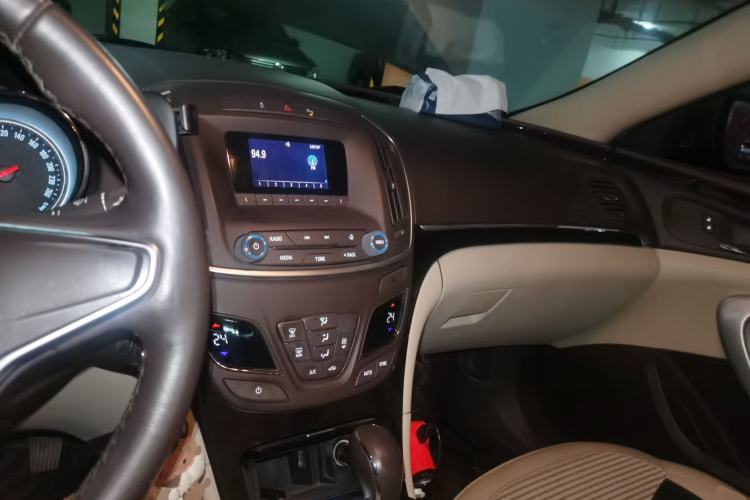 Used Buick Regal 2014 2.0L Leading Fashion Edition Center Console