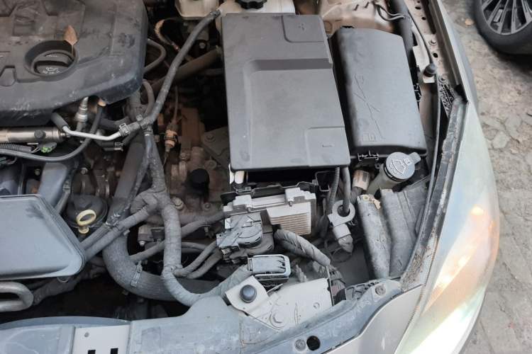 Used Buick Regal 2014 2.0L Elite Fashion Edition Engine Bay Left