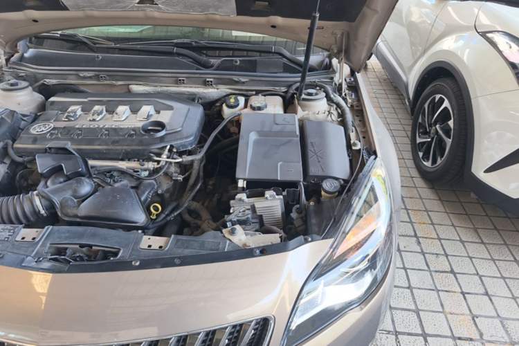 Used Buick Regal 2014 2.0L Elite Fashion Edition Engine Bay Left