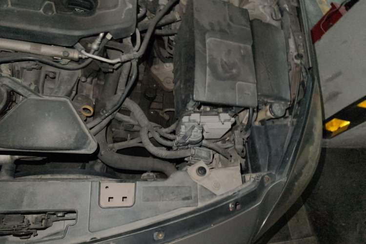 Used Buick Regal 2014 2.0L Elite Fashion Edition Engine Bay Left