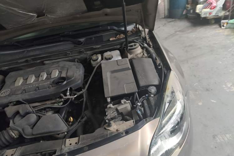 Used Buick Regal 2014 2.0L Elite Fashion Edition Engine Bay Left