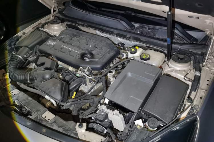 Used Buick Regal 2014 2.0L Leading Fashion Edition Engine Bay Left